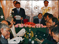 وفاقی کابینہ کا حلف(فائل فوٹو)