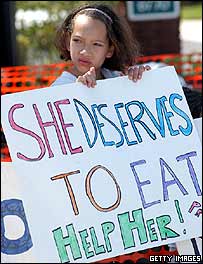 Zastánci života Terri Schiavové před hospicem, kde leží