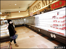 日本東北部青森縣盛岡一家超市貨架已空空如也（16/03/2011）