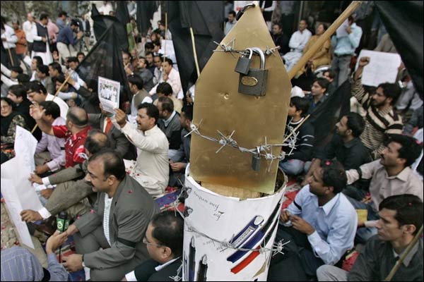 بینظیر کی مہم، وکلاء اور صحافیوں کے مظاہرے