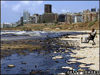 Mancha de petróleo em praia do Líbano