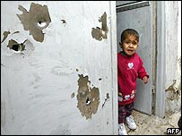 Menino passa por porta crivada de balas em Samarra