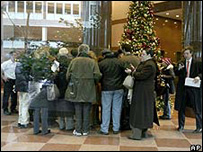 Investidores na sede da empresa de Madoff