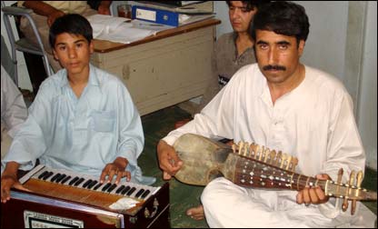 احمد ضياء د باجه غږوولو او سندرو پرمهال