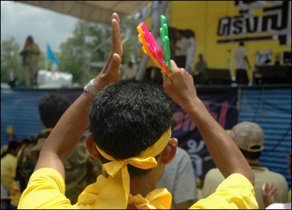 Một người biểu tình lắng nghe phát biểu của lãnh đạo PAD