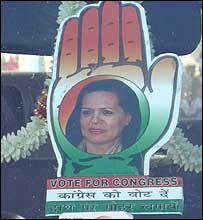 سونيا گاندی، رهبر حزب کنگره، در اقدامی نمادين، کارتهای اشتغال را به واجدان شرايط داد