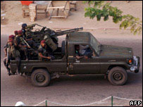 guarda presidencial do Congo nas ruas de Kinshasa