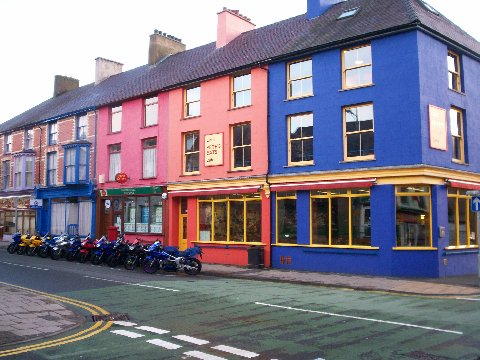 Beicwyr yn ymweld â Pete's Eats, Llanberis.