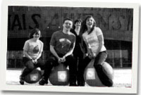 Criw yn bownsio o flaen Canolfan y Mileniwm