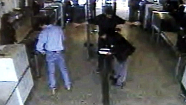 Nawaf al-Hazmi pasa a través de la seguridad del aeropuerto