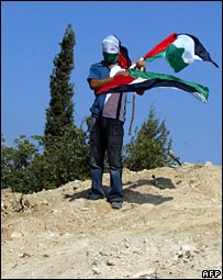 Sanur'da gömülen sinagogun tepesine çıkan maskeli Filistinliler