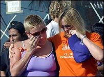 Parentes e amigos choram pelas vítimas dos atentados