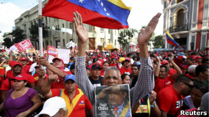 Venezuelanos mostram apoio a Chávez (foto: Reuters)