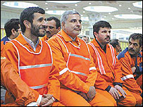 महमूद अहमदीनेजाद (बाएँ से पहले)