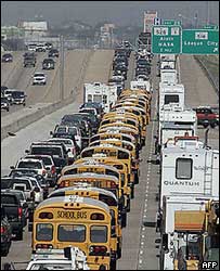 Ônibus levando moradores de Galveston