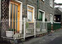 Rheiliau a giatiau - yno o hyd