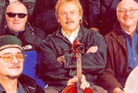 Arfon Wyn gyda rhai o aelodau'r Moniars