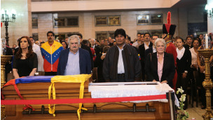 د لاتینې امریکا ځینې مشران د هوګو چاویز مړي ته د درناوي لپاره کاراکاس ته رسېدلي.