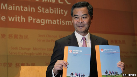 梁振英在記者會上展示施政報告文本（16/1/2013）