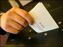 Rus bir seçmen oy kullanıyor