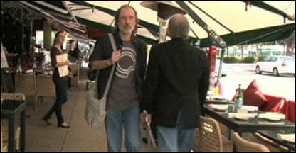 Artista Jiri Kovandra esbarra em pedestre