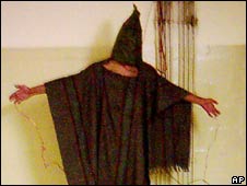 تصویر یک زندانی در ابوغریب که در حال شوک الکتریکی قرار دارد