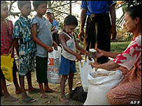 Người dân trông chờ cứu trợ sau bão