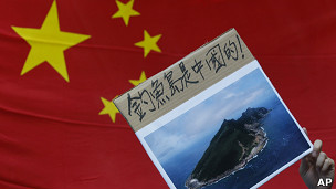 香港「保釣」示威者在中國國旗前舉起「釣魚島是中國的」標語牌（11/9/2012）