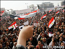 开罗解放广场上示威群众挥舞埃及国旗（8/2/2011）