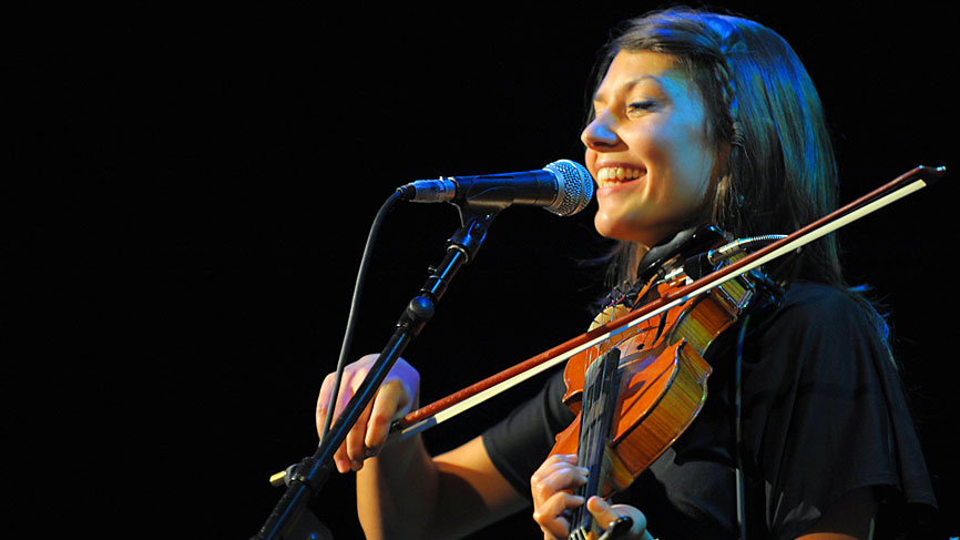 Moya Sands live at the GRCH Strathclyde Suite. Photo by Louis Decarlo