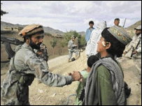 د پکتيکا په کليوال سيمه کې افغان سرتېرى له بهرنيو ځواکونو سره