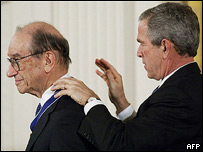 جورج بوش در حال ادای احترام به آلن گرينسپن 