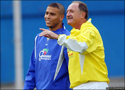 Scolari chats to Ronaldo in 2002