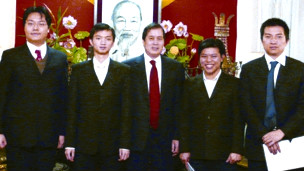 Thạc sỹ Nguyễn Minh Triết (thứ hai từ trái sang). Ảnh của báo Tiền Phong