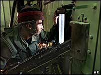 سرباز اسرائيلی از غزه مرز مصر را زير نظر دارد