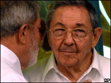Raúl Castro junto a Lula