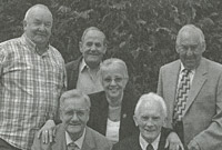 Tony Berry yn derbyn siec o £5,500 gan Mervyn Foulkes, gyda Tony Isaac, Mike Andrew, Ann Davies a Tegwyn Lewis 