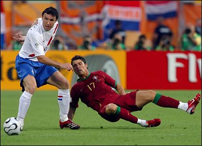 Mark van Bommel của Hà Lan và Cristiano Ronaldo của Bồ Đào Nha