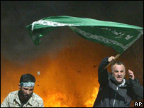 Beyrut'ta Danimarka Büyükelçiliği'nin yakılması sırasında yeşil bayrak sallayan bir kişi