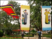 Một cảnh bên hồ Hoàn Kiếm, Hà Nội với cờ và tranh dân tộc Việt