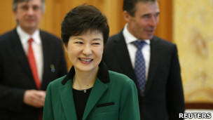 樸瑾惠在首爾青瓦台接見北約秘書長拉斯穆森（12/4/2013）