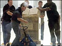 Monumento sobre os Dez Mandamentos sendo mudado de lugar