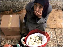 Palestina vendendo pão numa rua de Belém (Getty Images)