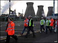 اعتصاب کارکنان پالایشگاه اینیوس