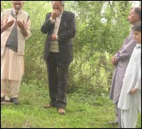 راجہ نصیرالدین بزرگوں کی قبروں پر حاضری دیتے ہوئے