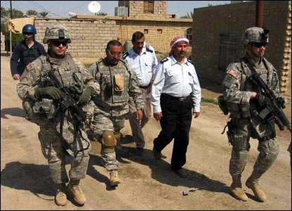 Lính Mỹ tuần tra gần Ramadi cùng quân của các sắc tộc đang nổi dậy chống lại al-Qaeda.