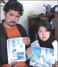 خواهر و برادر شیما رضایی، عکس خواهر مقتول شان را در دست گرفته اند