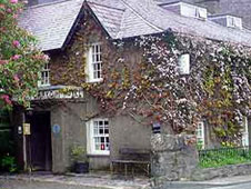 Gwesty Pen-y-gwryd yng nghesail yr Wyddfa