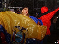 Equatorianos protestam em frente à embaixada brasileira em Quito