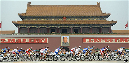 Un grupo de ciclistas cruzan la Plaza de Tiananmen 